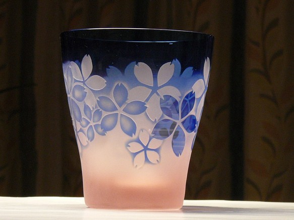 櫻花盛開的免費玻璃淺粉紅色x藍色（1件） 第1張的照片