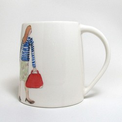 イギリス作家の手作りマグカップ「赤いバッグを持った女性」 1枚目の画像