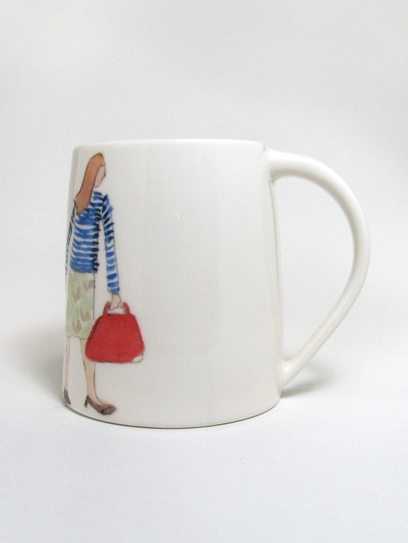 イギリス作家の手作りマグカップ「赤いバッグを持った女性」 1枚目の画像
