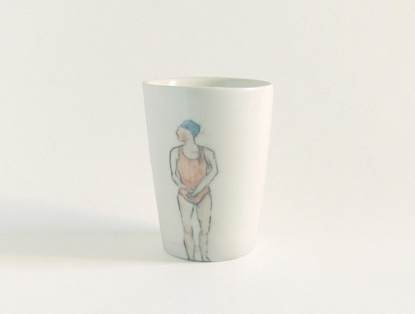 イギリス作家の手描きカップ「スイマー」（女性、オレンジ水着） 1枚目の画像