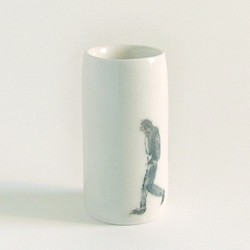 イギリス作家の手作り花瓶　「歩む男性」 1枚目の画像