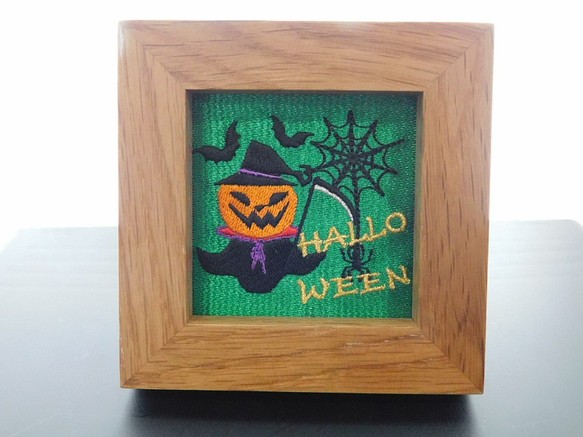 ハロウィン　－カボチャと蜘蛛の巣－の刺繍額 1枚目の画像