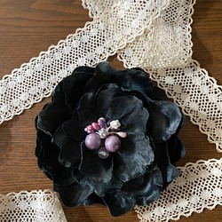 布花　サテン　野バラのコサージュ　黒　フォーマル 1枚目の画像