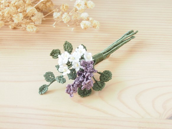 レース編みラベンダー色の花束ブローチ 1枚目の画像