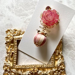 薔薇と巻き玉猫のブローチ「金桃」 1枚目の画像