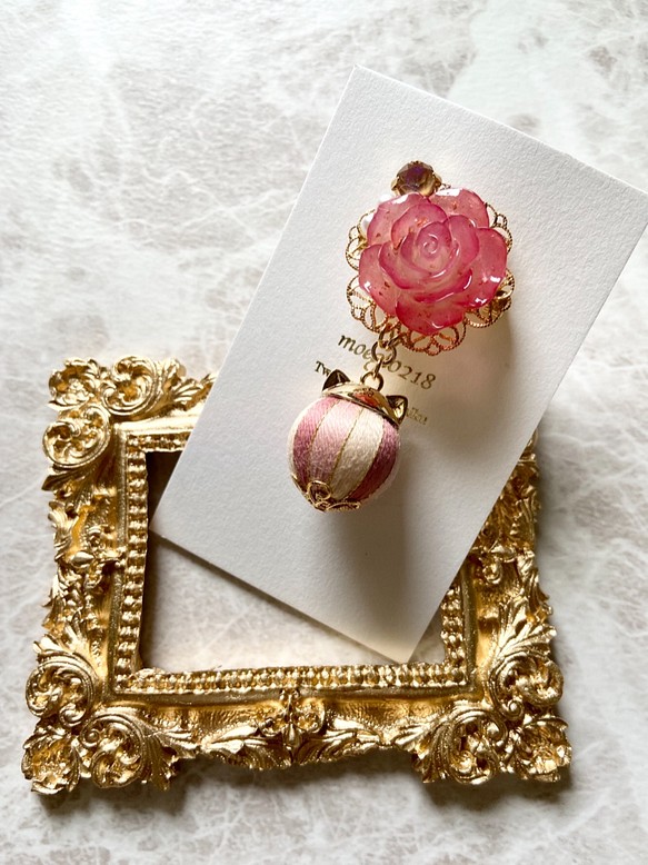 薔薇と巻き玉猫のブローチ「金桃」 1枚目の画像
