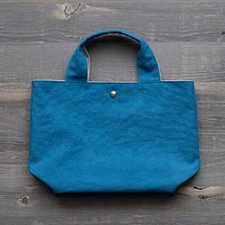 〈 藍染め 〉草木染めの小さなトートバッグ 水色 1枚目の画像