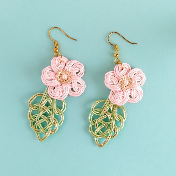 水引 揺れる桜結びと葉っぱのピアス イヤリング ピアス Blue Daisy 青雛菊 通販 Creema クリーマ ハンドメイド 手作り クラフト作品の販売サイト