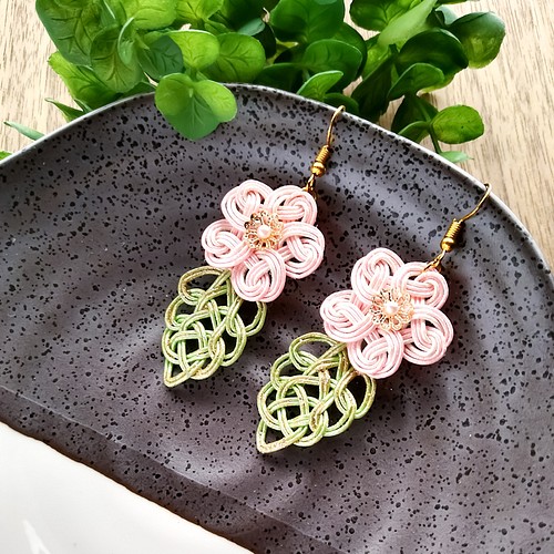 水引 揺れる桜結びと葉っぱのピアス イヤリング ピアス Blue Daisy 青雛菊 通販 Creema クリーマ ハンドメイド 手作り クラフト作品の販売サイト