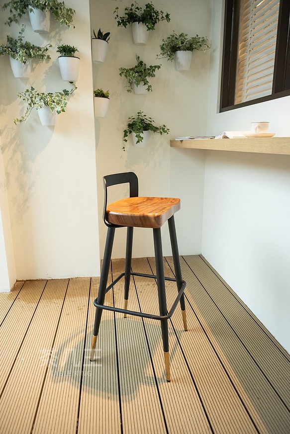 整塊胡桃木椅面-自然系工業風高腳椅高腳椅（含背靠） | 木材系列 第1張的照片