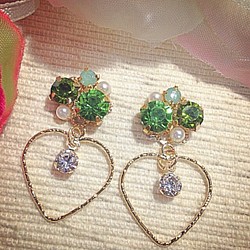 グリーンビジュー＆ハートピアス♡イヤリング 樹脂ピアス 樹脂イヤリング可能