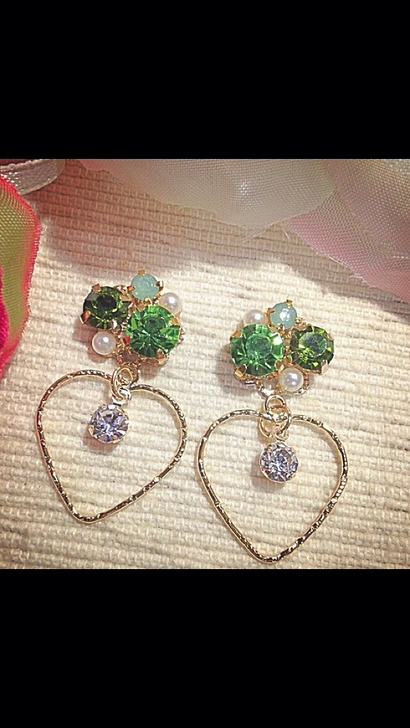 グリーンビジュー＆ハートピアス♡イヤリング 樹脂ピアス 樹脂イヤリング可能