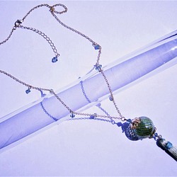 メロンのような吹きガラスのネックレス（スワロフスキー、タッセル） 1枚目の画像