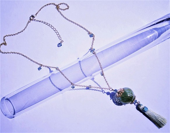 メロンのような吹きガラスのネックレス（スワロフスキー、タッセル） 1枚目の画像