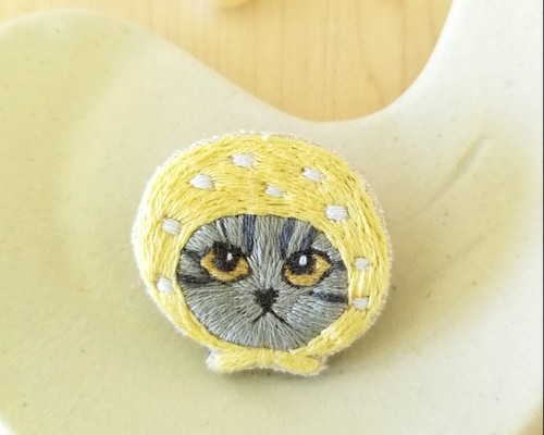 ほっかむり猫刺繍ブローチ（グレートラ）【受注製作】 ブローチ