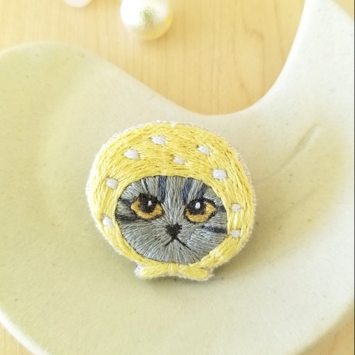 ほっかむり猫刺繍ブローチ（グレートラ）【受注製作】 ブローチ choco