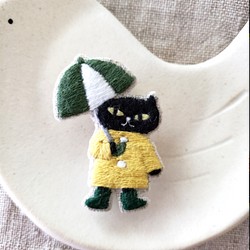 雨の日の黒猫刺繍ブローチ【受注制作】 1枚目の画像
