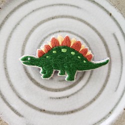恐竜の刺繍ブローチ(ステゴサウルス)【受注制作】 1枚目の画像