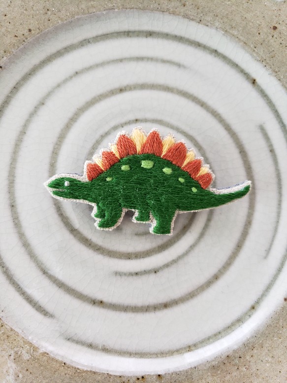 恐竜の刺繍ブローチ(ステゴサウルス)【受注制作】 1枚目の画像