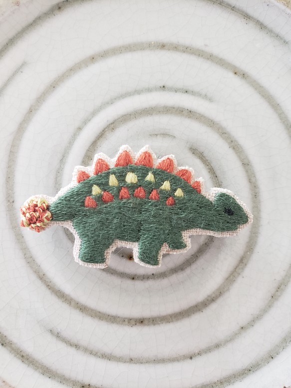 恐竜の刺繍ブローチ（アンキロサウルス）【受注製作】 1枚目の画像