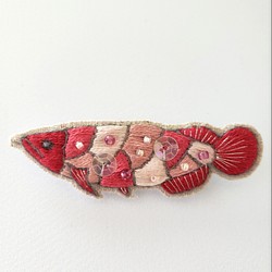 アロワナ刺繍ブローチ（レッド）【受注製作】 1枚目の画像