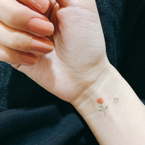 Flower Planet Tattoo お花 ハート 星のタトゥーシール カラー シンプル 韓国風 シール ステッカー Sneeze On Thursday 通販 Creema クリーマ ハンドメイド 手作り クラフト作品の販売サイト