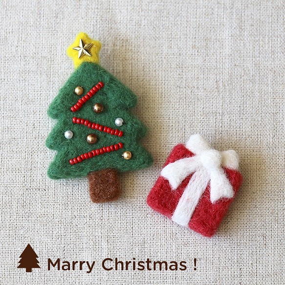クリスマスツリーとプレゼントのブローチ 1枚目の画像