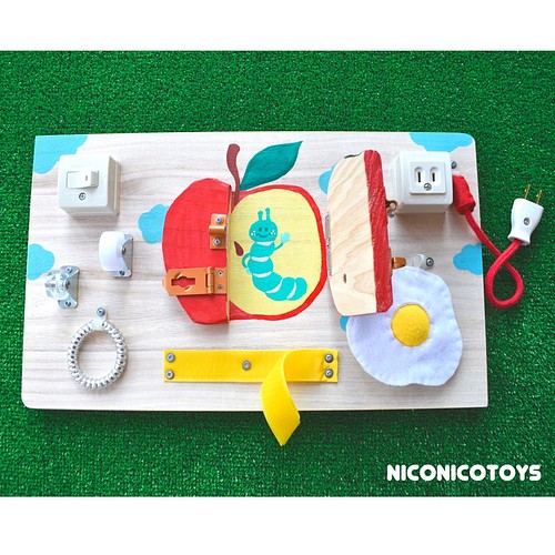 いたずら大好き ビジーボード 2 知育玩具 鍵 開け おもちゃ Busy Board おもちゃ 人形 Niconicotoys 通販 Creema クリーマ ハンドメイド 手作り クラフト作品の販売サイト