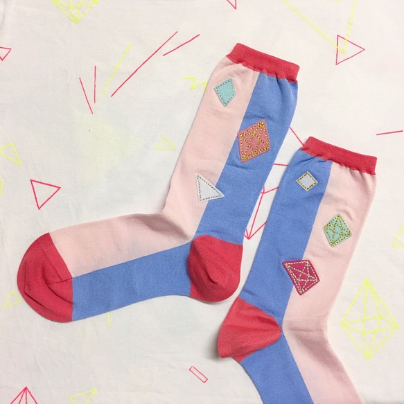 星の刺繍入り靴下　〈バイカラー〉ピンク×ブルー 1枚目の画像