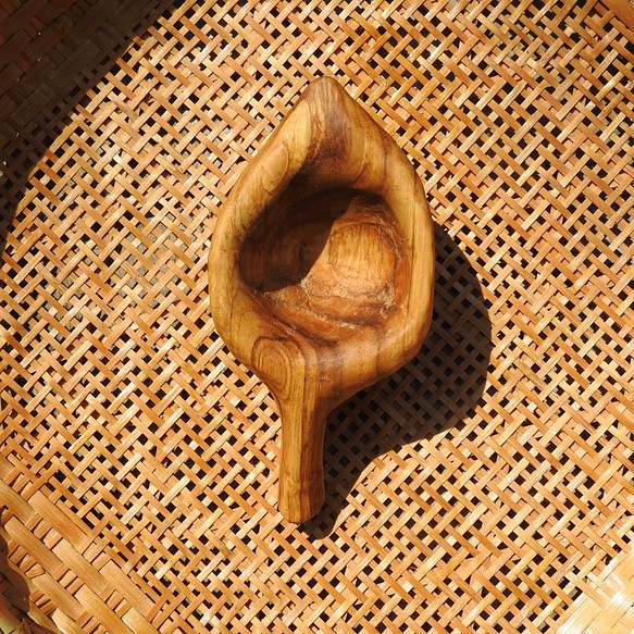 ウッドクラフト　栗の木（チェスナッツ）の木の葉型の豆皿 1枚目の画像