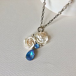 白薔薇とブルービジューのネックレス 〜ローズカクテルシリーズ(sea blue）〜 1枚目の画像