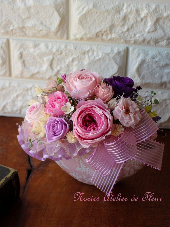 フランシス　ピンクのプリザーブドフラワーアレンジメント　母の日の贈り物やお誕生日のプレゼントに 1枚目の画像