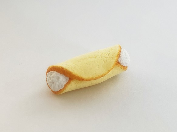 バナナとホイップクリームのオムレットのブローチ　フェイクフード 1枚目の画像