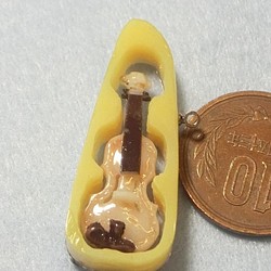レジン樹脂を使ったミニチュアのバイオリン 1枚目の画像