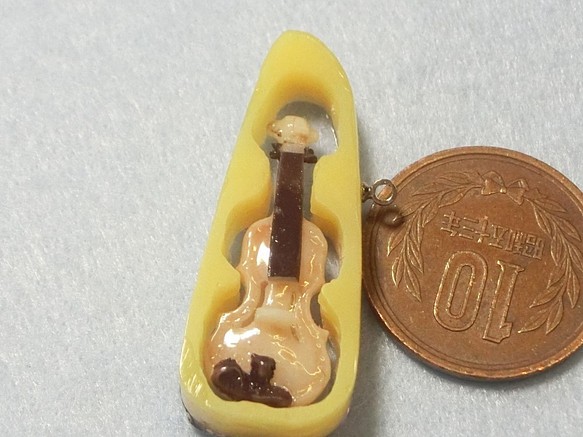 レジン樹脂を使ったミニチュアのバイオリン 1枚目の画像