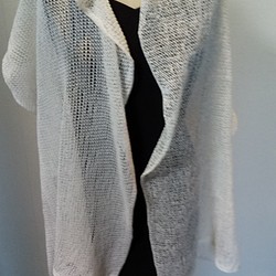 夏糸、綿ストローヤーンで編みました、涼しそうな、大判スカーフです。 1枚目の画像