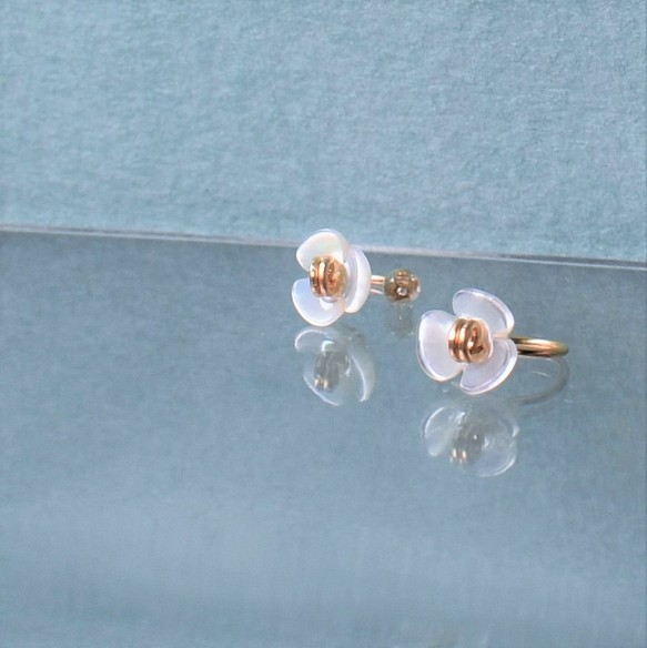 白いお花１輪イヤリング　白蝶貝 1枚目の画像