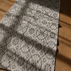 北欧手織りのミニテーブルセンター（ベージュ） 1枚目の画像