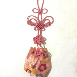 かりろく（掛け香）蝶   コーラルピンク（wall-hanging incense bag)　 1枚目の画像