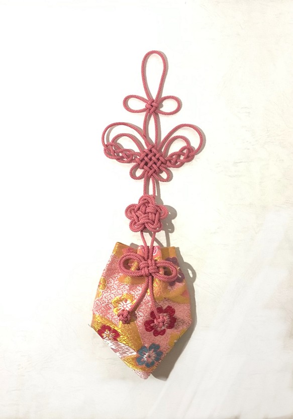 かりろく（掛け香）蝶   コーラルピンク（wall-hanging incense bag)　 1枚目の画像