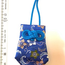 ミニかりろく （携帯用匂い袋）約8㎝ 花柄青地    青鮮やか（組紐） 1枚目の画像