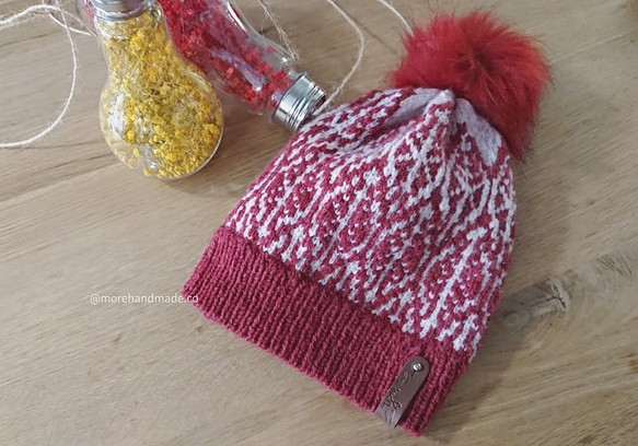 MH design 落葉的甜言蜜語毛帽 (嫣紅+奶油白) 費爾島編織 手工 配色 毛球 皮標 秋冬 針織 第1張的照片
