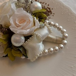 華やかな白いバラのコサージュ 1枚目の画像