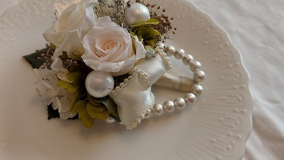 華やかな白いバラのコサージュ 1枚目の画像