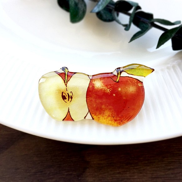 Apple brooch｜赤りんごのブローチ〔秋のフルーツ〕 1枚目の画像