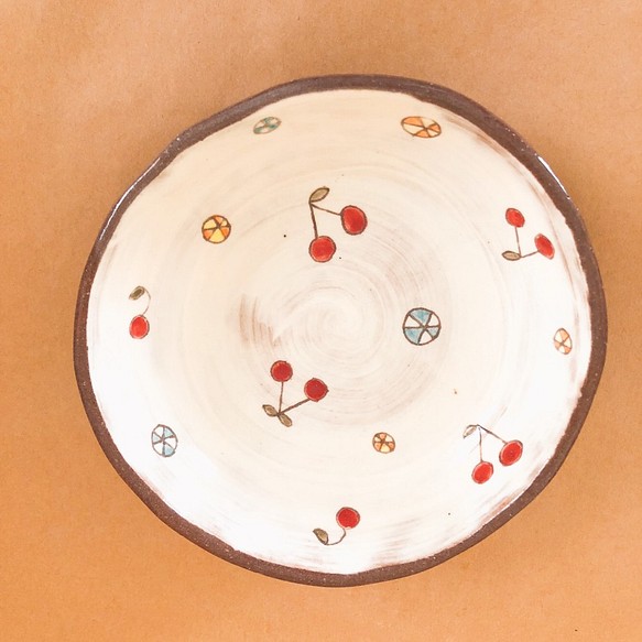 さくらんぼの深めのお皿（茶色） 1枚目の画像