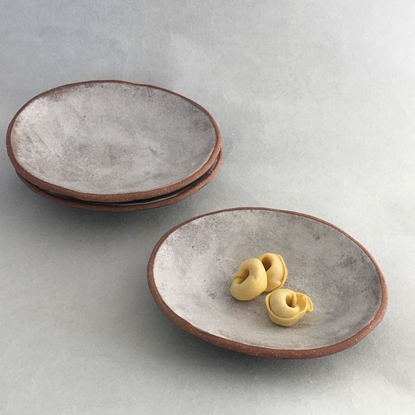 陶の豆皿「シロトクロ」 1枚目の画像