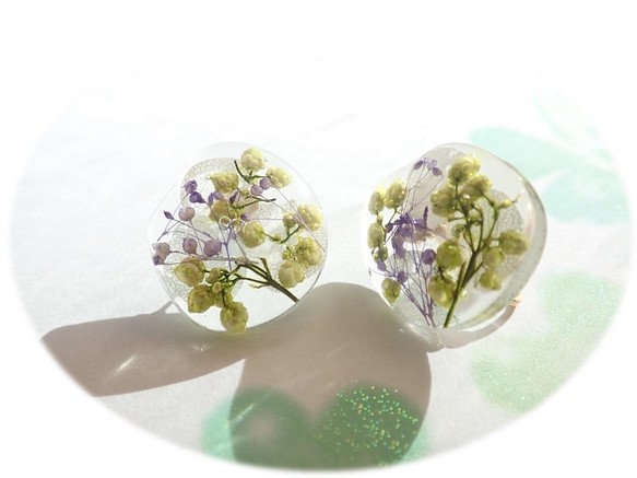 小花柄　プリザーブドフラワーの一粒ピアス・イヤリング 1枚目の画像