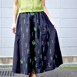 【小さなお花の刺繍がポイント】花刺繍のスカート　黒 1枚目の画像