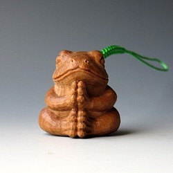 【オーダーページ】木彫り　白檀の小さな根付　いのりの蛙 1枚目の画像